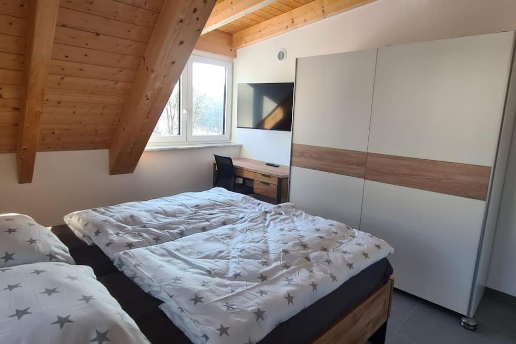 Moderne Ferienunterkunft/Wohnung Burgthann Buitenkant foto