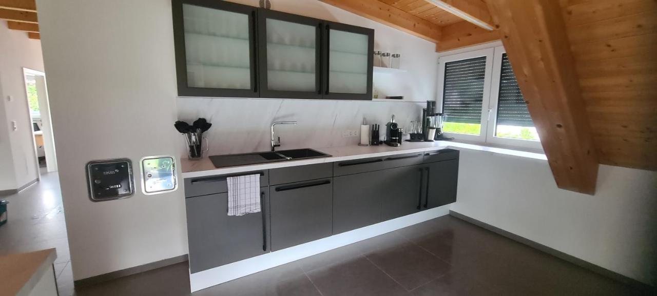 Moderne Ferienunterkunft/Wohnung Burgthann Buitenkant foto